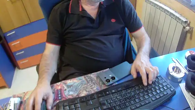 Snapshot of Tango128 chatting on 09-22-25, 06:37 Tango128 online show from 09-22-25, 06:37