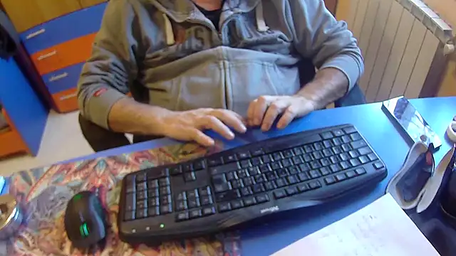 Snapshot of Tango128 chatting on 10-15-25, 09:42 Tango128 online show from 10-15-25, 09:42