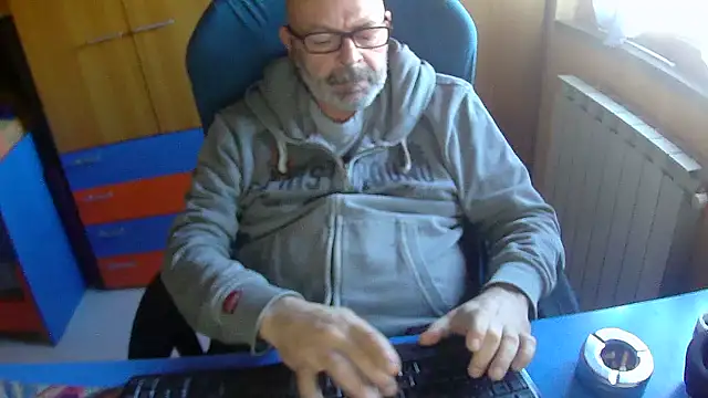 Snapshot of Tango128 chatting on 10-28-25, 10:41 Tango128 online show from 10-28-25, 10:41