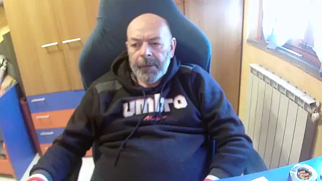 Snapshot of Tango128 chatting on 11-11-25, 07:08 Tango128 online show from 11-11-25, 07:08