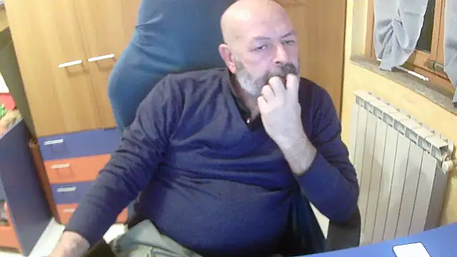 Snapshot of Tango128 chatting on 11-14-25, 05:44 Tango128 online show from 11-14-25, 05:44