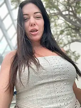 Snapshot of LilliThelo chatting on 10-22-25, 04:35 LilliThelo online show from 10-22-25, 04:35