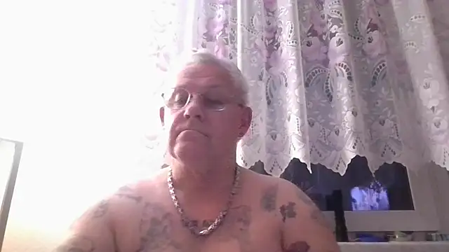 Snapshot of smaili1513 chatting on 09-16-25, 04:02 smaili1513 online show from 09-16-25, 04:02