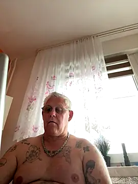 Snapshot of smaili1513 chatting on 09-17-25, 12:18 smaili1513 online show from 09-17-25, 12:18