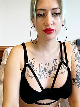 Snapshot of Fuck-Gina chatting on 11-11-25, 10:26 Fuck-Gina online show from 11-11-25, 10:26