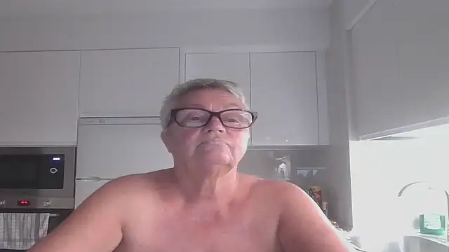 GrannyChrissy68 online show from 10-15-25, 09:48