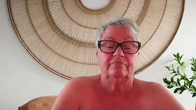 GrannyChrissy68 online show from 04-27-26, 02:48