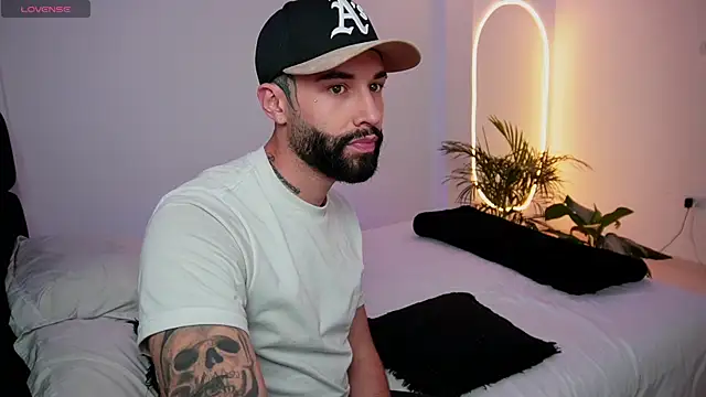 Snapshot of the_lucky_men__ chatting on 02-18-25, 08:47 the lucky men online show from 02-18-25, 08:47