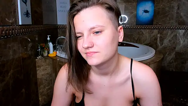 Snapshot of MelindaTin chatting on 02-21-25, 06:29 MelindaTin online show from 02-21-25, 06:29