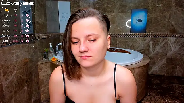 Snapshot of MelindaTin chatting on 10-12-25, 02:21 MelindaTin online show from 10-12-25, 02:21