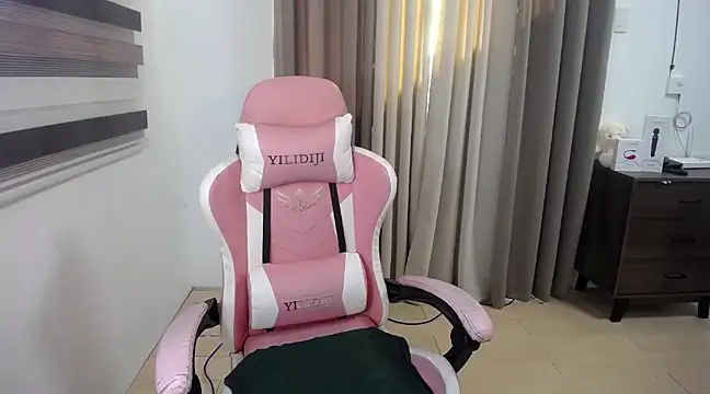 Snapshot of Bombshell_Ashy chatting on 03-12-25, 10:39 Bombshell Ashy online show from 03-12-25, 10:39