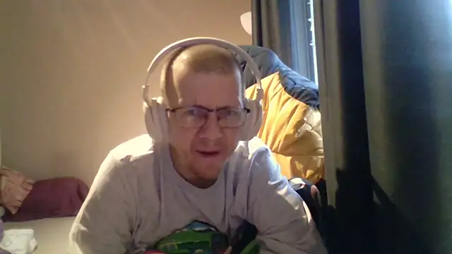 Snapshot of David250692 chatting on 11-28-25, 09:45 David250692 online show from 11-28-25, 09:45