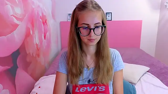 Snapshot of AliceAdams chatting on 09-17-25, 06:48 AliceAdams online show from 09-17-25, 06:48