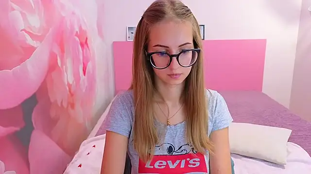 Snapshot of AliceAdams chatting on 09-22-25, 06:15 AliceAdams online show from 09-22-25, 06:15