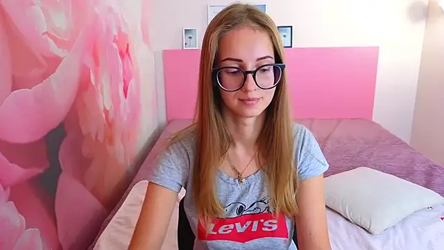 Snapshot of AliceAdams chatting on 09-29-25, 07:35 AliceAdams online show from 09-29-25, 07:35