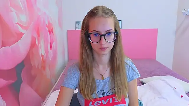 Snapshot of AliceAdams chatting on 11-06-25, 07:53 AliceAdams online show from 11-06-25, 07:53