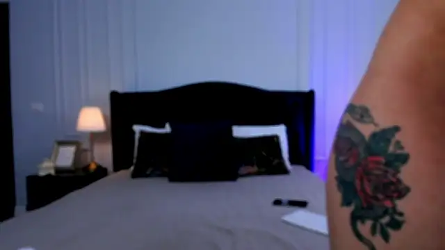 ElizzaBubble online show from 01-13-25, 06:16