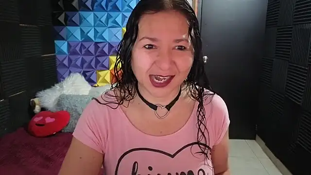 Snapshot of katifoxx chatting on 12-19-25, 03:19 katifoxx online show from 12-19-25, 03:19