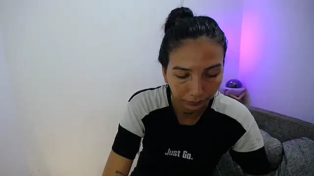 Snapshot of Allyson_Smith chatting on 01-08-25, 01:53 Allyson Smith online show from 01-08-25, 01:53