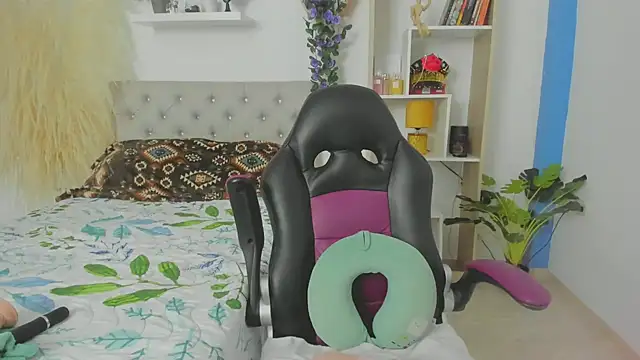 Gaby ortis online show from 12-15-24, 03:56