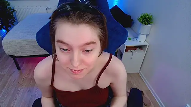 Snapshot of CranberryHot chatting on 03-19-25, 01:51 CranberryHot online show from 03-19-25, 01:51