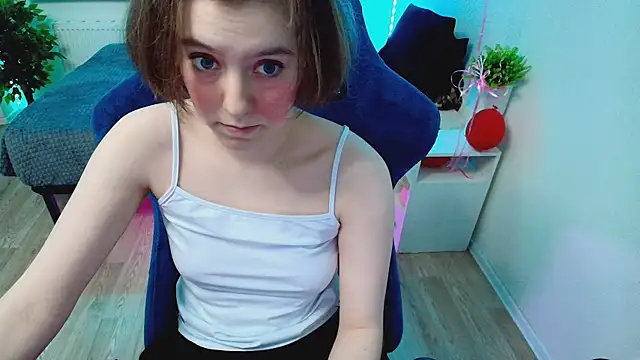 Snapshot of CranberryHot chatting on 10-28-25, 12:47 CranberryHot online show from 10-28-25, 12:47