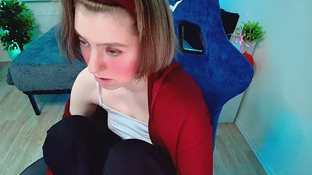 Snapshot of CranberryHot chatting on 10-28-25, 12:52 CranberryHot online show from 10-28-25, 12:52