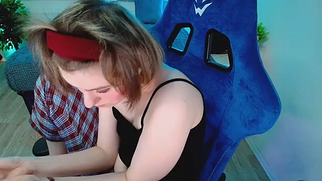 Snapshot of CranberryHot chatting on 10-31-25, 10:27 CranberryHot online show from 10-31-25, 10:27