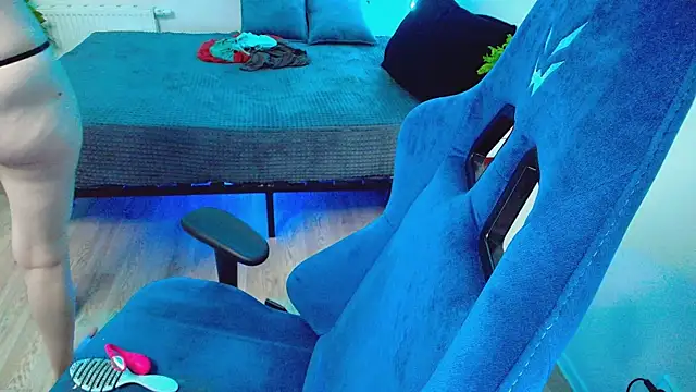 Snapshot of CranberryHot chatting on 11-09-25, 02:15 CranberryHot online show from 11-09-25, 02:15