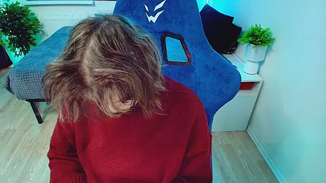 Snapshot of CranberryHot chatting on 11-19-25, 08:14 CranberryHot online show from 11-19-25, 08:14