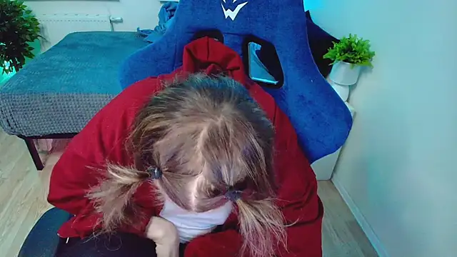 Snapshot of CranberryHot chatting on 11-23-25, 02:17 CranberryHot online show from 11-23-25, 02:17