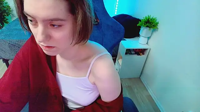 Snapshot of CranberryHot chatting on 11-24-25, 04:34 CranberryHot online show from 11-24-25, 04:34