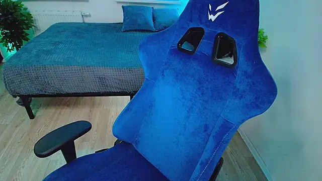 Snapshot of CranberryHot chatting on 11-25-25, 04:40 CranberryHot online show from 11-25-25, 04:40