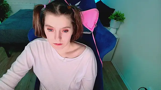 Snapshot of CranberryHot chatting on 12-13-25, 07:53 CranberryHot online show from 12-13-25, 07:53