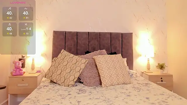 Luci evans online show from 11-09-25, 05:44