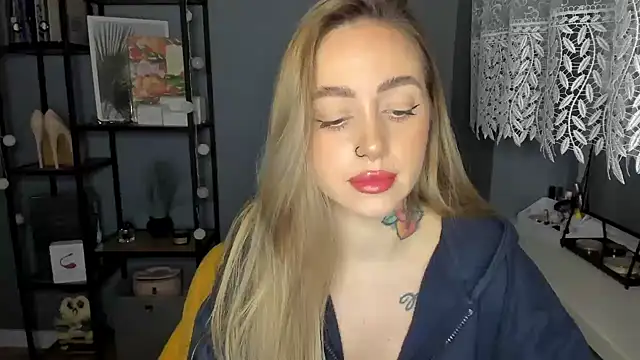 Snapshot of sexyCoralie chatting on 12-10-24, 11:00 sexyCoralie online show from 12-10-24, 11:00