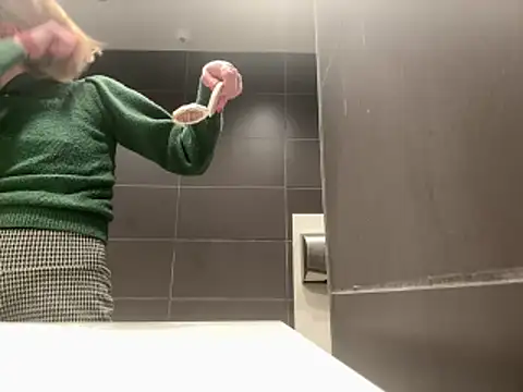 Snapshot of MissKittyPuss@xh chatting on 12-14-25, 07:07 MissKittyPussxh online show from 12-14-25, 07:07