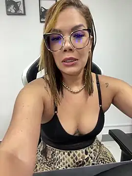 Snapshot of KellyBrooklyn_ chatting on 01-03-25, 04:06 KellyBrooklyn online show from 01-03-25, 04:06