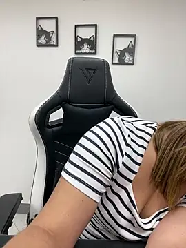 Snapshot of KellyBrooklyn_ chatting on 03-20-25, 01:15 KellyBrooklyn online show from 03-20-25, 01:15