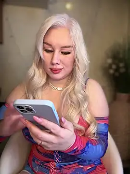 LaraHollywood online show from 10-04-25, 06:11