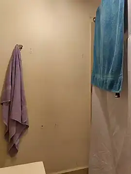 Snapshot of tropikboy chatting on 10-13-25, 04:23 tropikboy online show from 10-13-25, 04:23