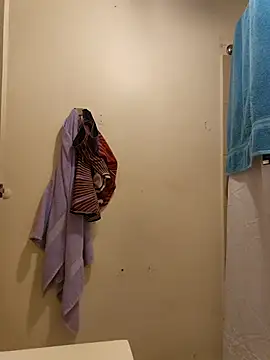 Snapshot of tropikboy chatting on 10-16-25, 10:05 tropikboy online show from 10-16-25, 10:05