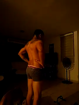 Snapshot of tropikboy chatting on 11-13-25, 09:52 tropikboy online show from 11-13-25, 09:52