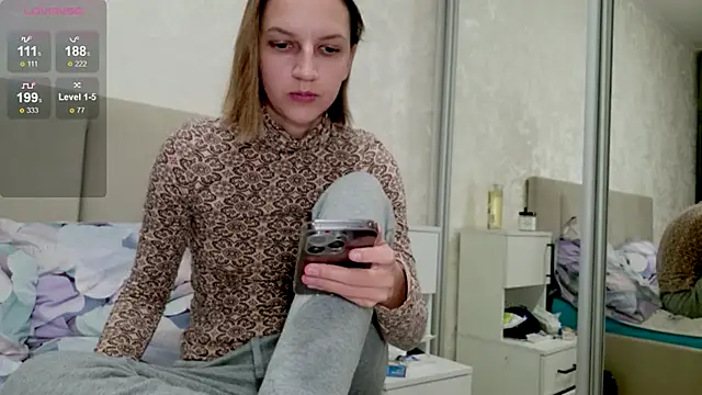 Snapshot of Alisa-w chatting on 11-17-25, 02:01 Alisa-w online show from 11-17-25, 02:01