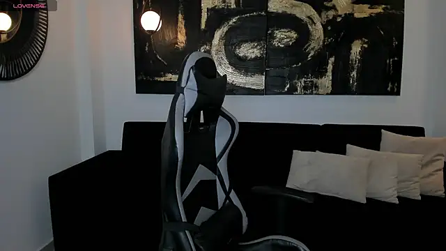 Snapshot of EllaClark chatting on 12-22-24, 11:00 EllaClark online show from 12-22-24, 11:00