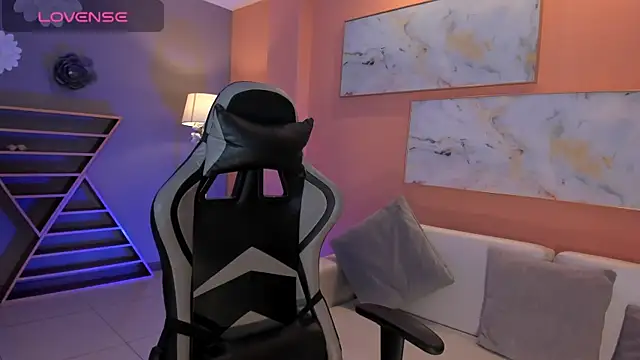 Snapshot of EllaClark chatting on 02-19-25, 07:05 EllaClark online show from 02-19-25, 07:05