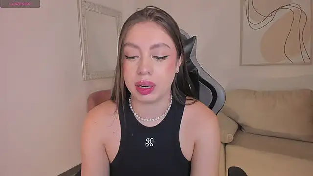 Snapshot of EllaClark chatting on 09-10-25, 05:24 EllaClark online show from 09-10-25, 05:24