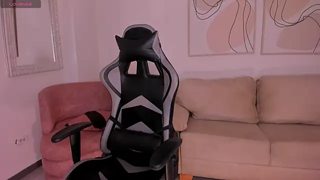 Snapshot of EllaClark chatting on 09-12-25, 06:52 EllaClark online show from 09-12-25, 06:52