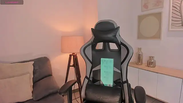 Snapshot of EllaClark chatting on 10-03-25, 06:27 EllaClark online show from 10-03-25, 06:27