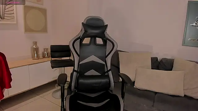 Snapshot of EllaClark chatting on 10-14-25, 05:36 EllaClark online show from 10-14-25, 05:36